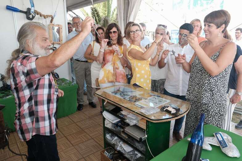 La consejera insular de Artesanía, la teldense Minerva Alonso, inauguró esta tarde la muestra artesanal (Foto TA)